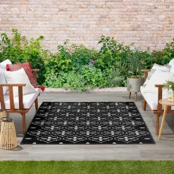 Black & Ivory Quatrefoil Indoor/Outdoor Rug, 4x6
