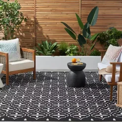 Black & Ivory Quatrefoil Indoor/Outdoor Rug, 5x7
