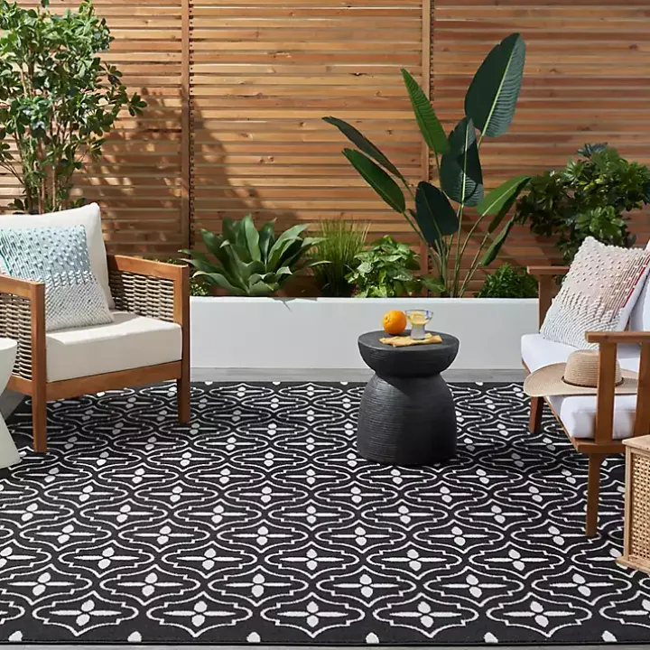 Black & Ivory Quatrefoil Indoor/Outdoor Rug, 8x10