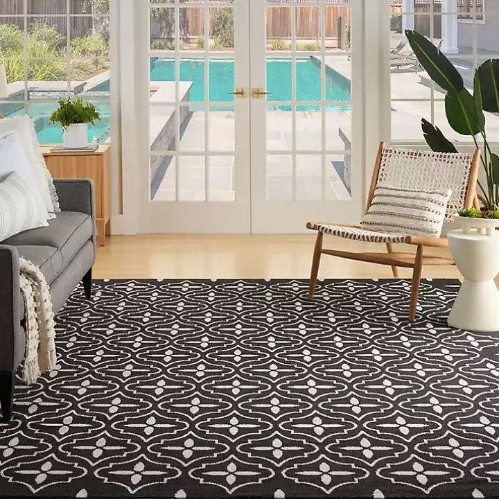 Black & Ivory Quatrefoil Indoor/Outdoor Rug, 8x10