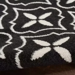 Black & Ivory Quatrefoil Indoor/Outdoor Rug, 8x10