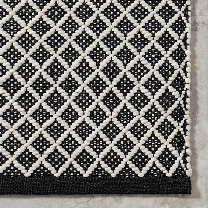 Black & White Trellis Indoor/Outdoor Rug, 5x8