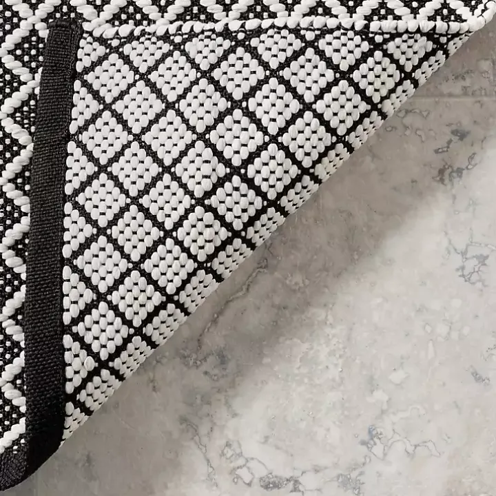 Black & White Trellis Indoor/Outdoor Rug, 5x8