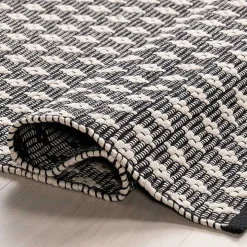 Black and Ivory Dainty Diamond Area Rug, 4x6