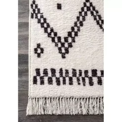 Black and White Tracy Fringed Area Rug, 5x8
