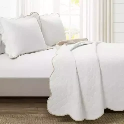 White and Tan Scallop 3-pc. Full/Queen Quilt Set