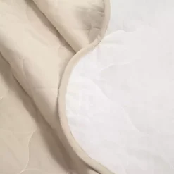 White and Tan Scallop 3-pc. Full/Queen Quilt Set